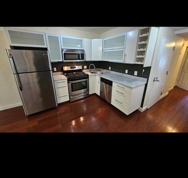 Building Photo - 191 Everett St Unit 2 Rental