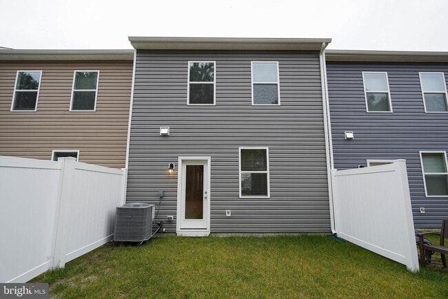 Photo - 852 Mersey Ln