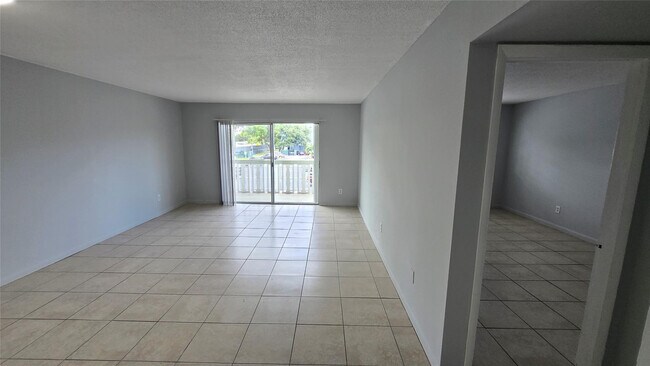 Photo - 15221 NE 6th Ave Unidad A204