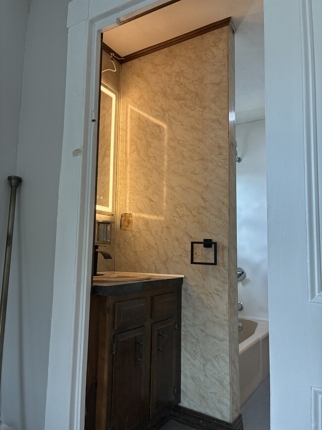 bath - 26 Read St Unit 2nd F
