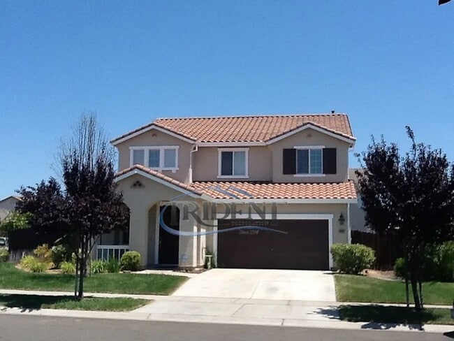 Building Photo - 5 bedrooms 3 baths and a bonus room loft