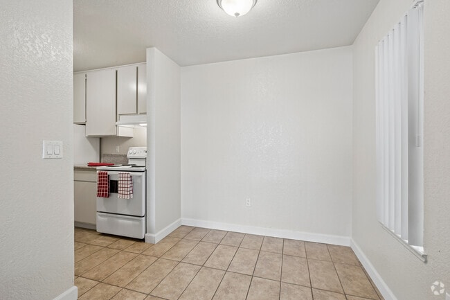 1BR, 1BA - 717SF - Dining Room