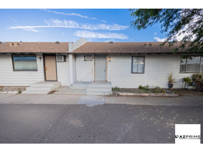 Building Photo - Step Into Charm and Comfort With this Stylish 1/1 Chandler Apartment.