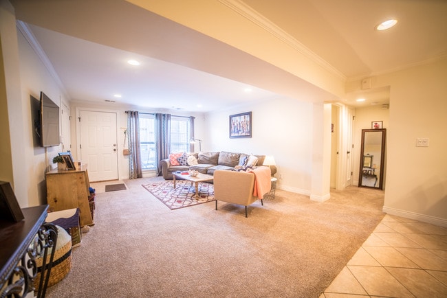 Building Photo - 4000 Oak St Unit 3