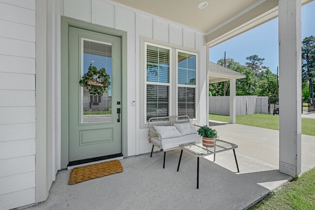 PRIVATE PORCH!