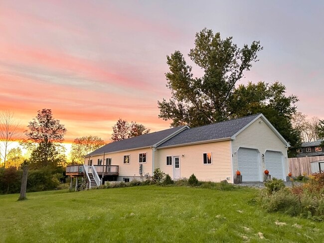 Building Photo - 12 Peregrine Way Unit apartment