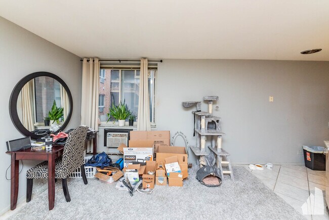 Photo - 3825 N Pine Grove Ave Unidad 317