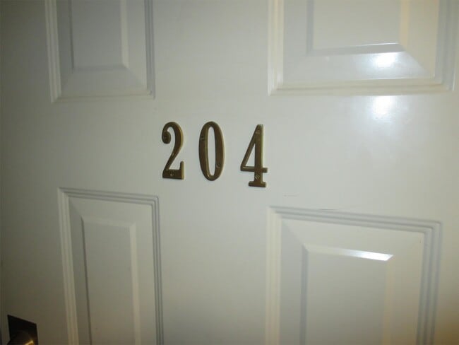 Building Photo - 2500 Quadra St Unit 204