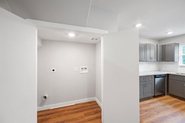 Photo - 8715 Bertwood St