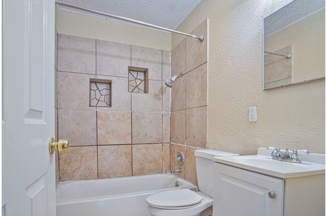 Photo - Don't Miss This Relaxing 3BR/1BA Home Near... Unidad 1