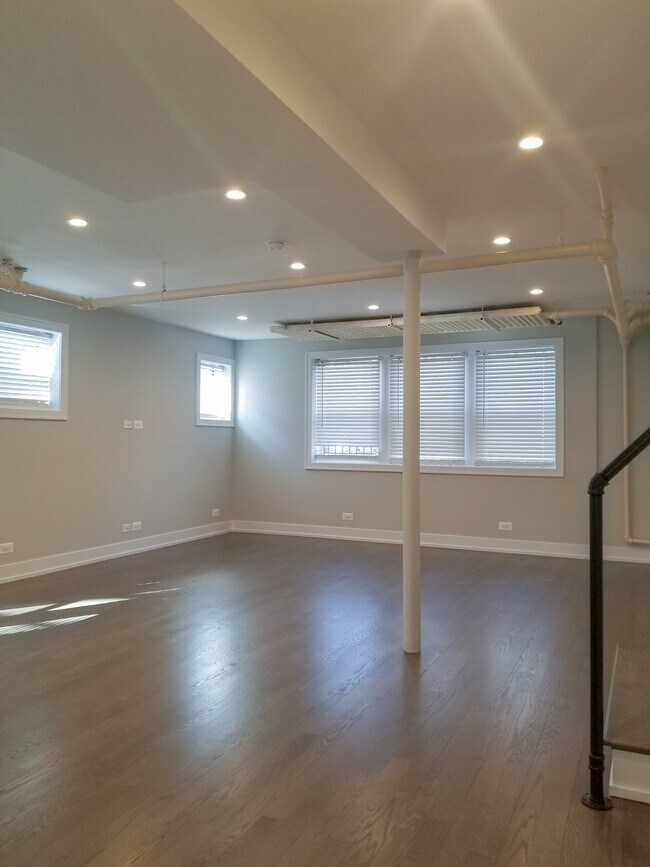 Photo - 1931 W Winona St Unit Garden