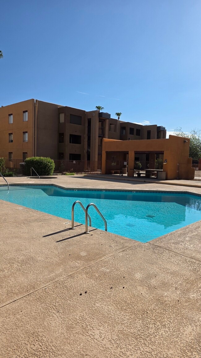 Building Photo - 1810 E Blacklidge Dr Unit 503