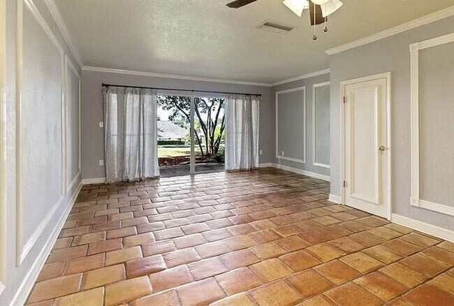 1226 Villa Ln