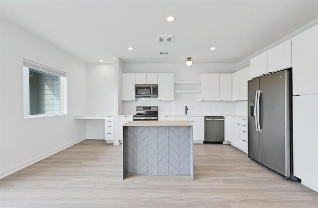 Building Photo - 100 Mockingbird Ln W Unit 301 Rental