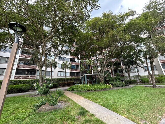 Building Photo - 4222 Inverrary Blvd Unit 4211 Rental