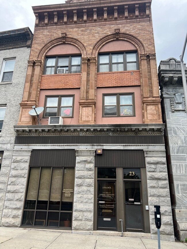 Building Photo - 23 W 8th St Unit 2R