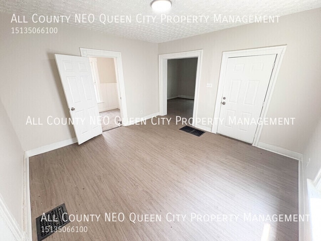 Photo - 87 Notre Dame Ave