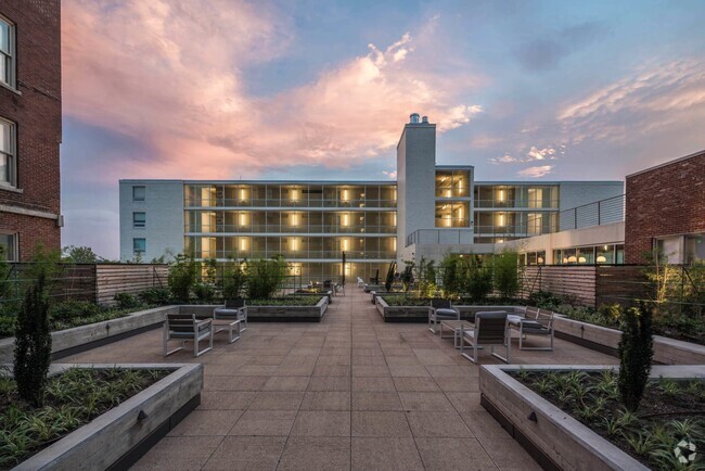 Courtyard at The Chisca - The Chisca Rental