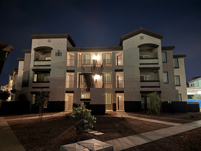 Building Photo - The Crest at Skyline