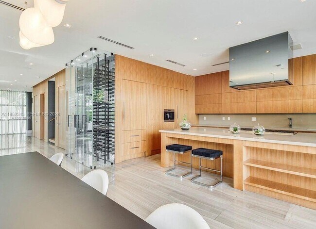 Photo - 321 E Dilido Dr