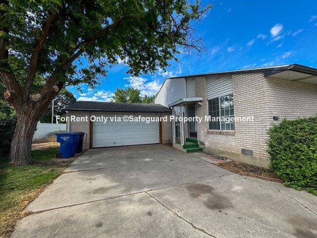 Building Photo - Charming Multi-Level Duplex