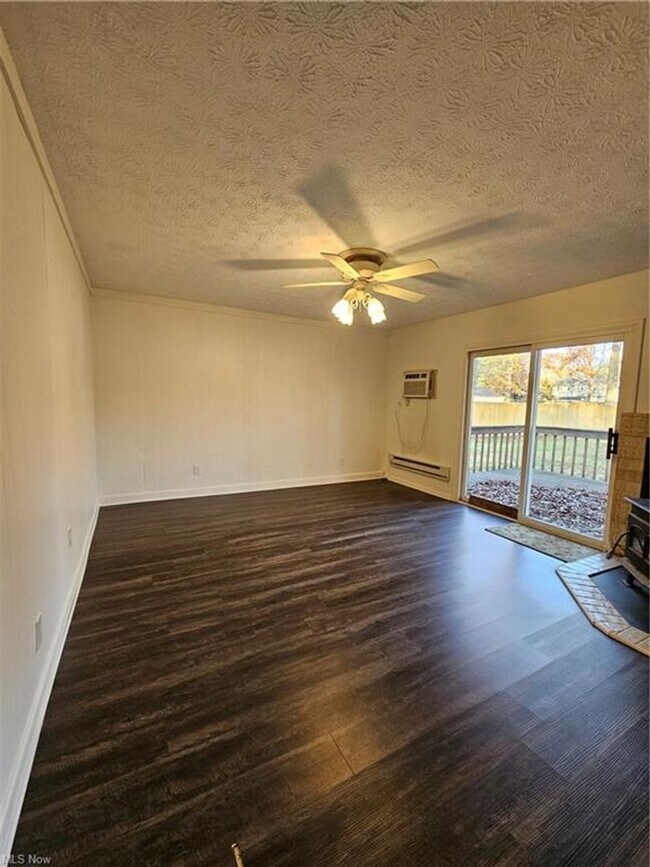 Photo - 2bd/1bth Duplex in Kent with detached garage