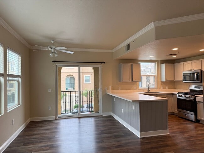 Building Photo - Beautifully Remolded Upscale 2 bed 2.5 bath Townhouse!