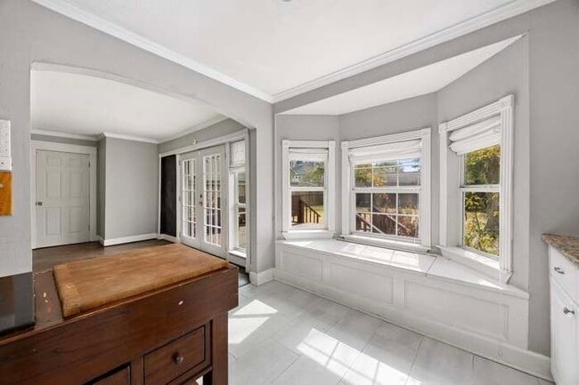 Photo - 827 W 43rd St