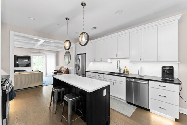Photo - 516 Coates Ln