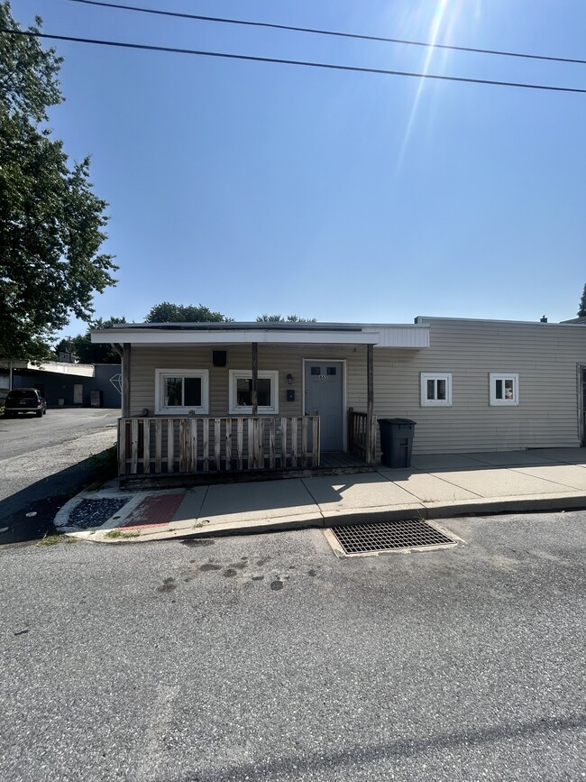 Building Photo - 665 Plane St Rental