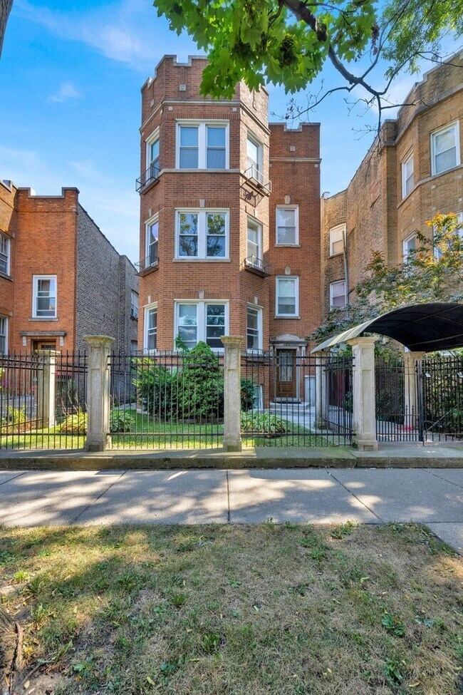 Building Photo - 6311 N Oakley Ave Unit 2 Rental