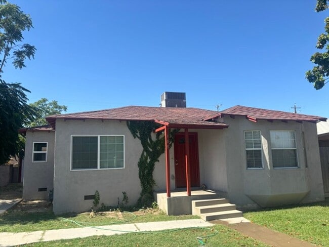 Building Photo - Charming 2 Bedroom, 1 Bathroom Home with Garage & Large Backyard – Available Now!
