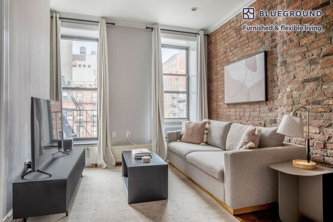 Building Photo - 202 E 13th St Rental