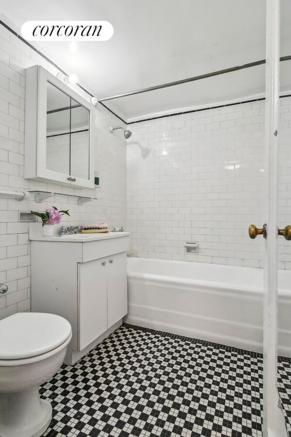 Photo - 200 W 16th St