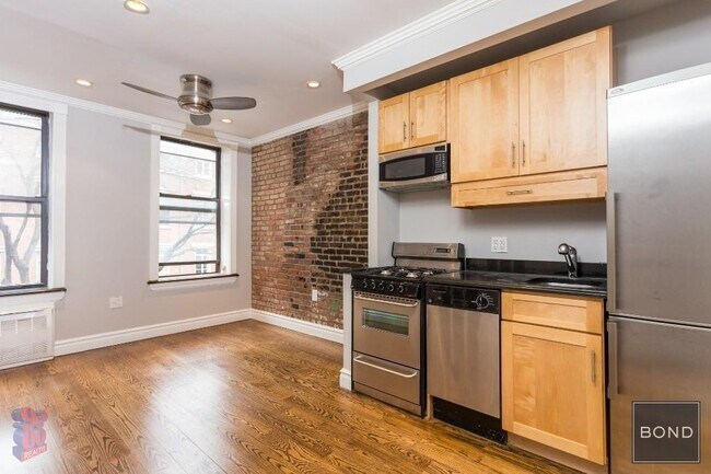 Building Photo - 424 E 9th St Unit 11 Rental