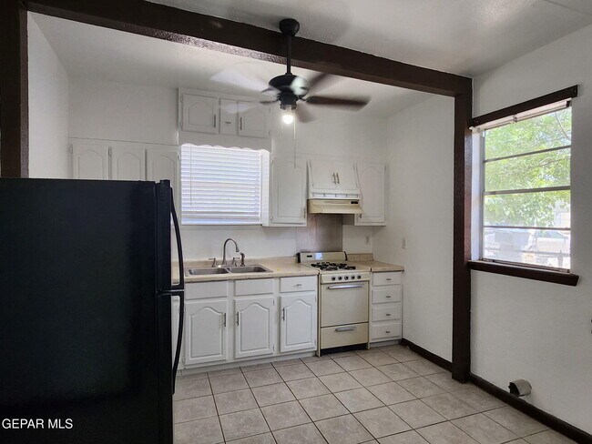 Photo - 323 Singh St