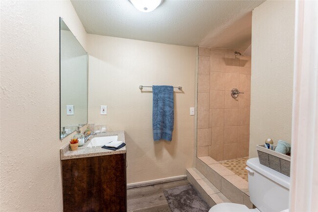 Photo - 2010 Caplin St