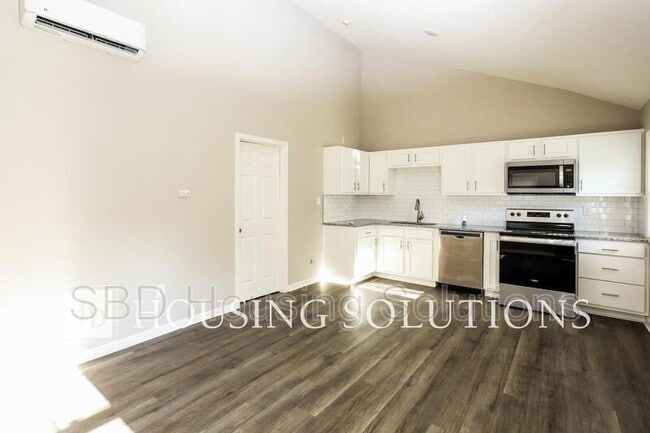 Photo - 1401 S Hedges Ave