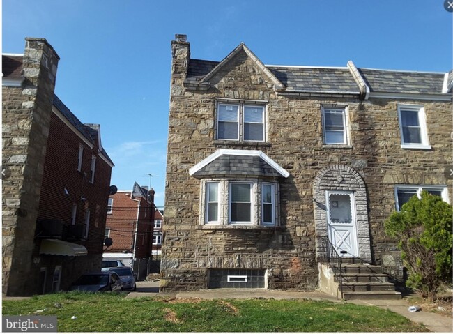 Building Photo - 1226 Hellerman St Unit 2nd Floor