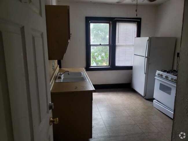 Building Photo - 2366 S 9th St Unit 828 W. Hayes St. Upper Rear Rental