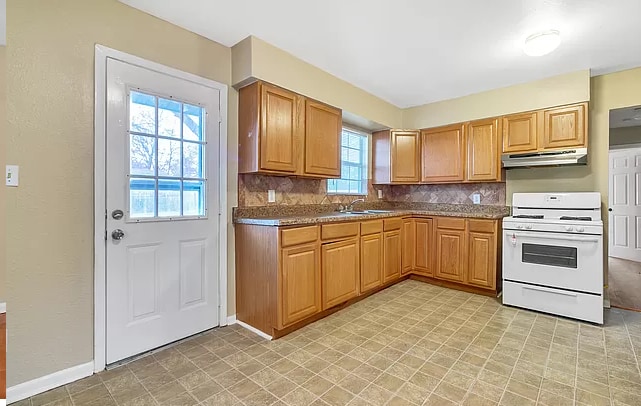 Photo - 215 Legion Dr W