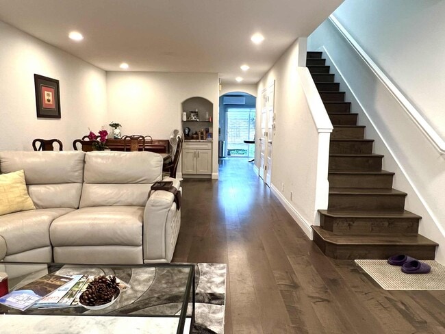 Building Photo - 870 Fremont St Unit 203