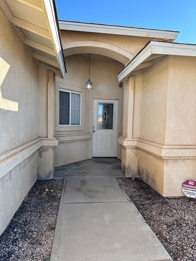 Photo - Great 3 Bedroom, 2 Bath Home Centrally located in Kingman!