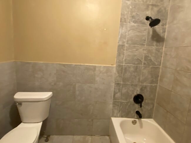 Baño - 313 S 3rd St Unidad #4