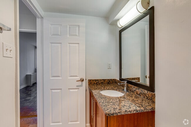1BR, 1BA - 740SF