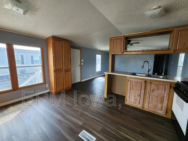 Photo - 700 W Ridgeway Ave
