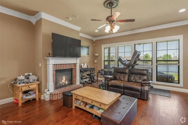Building Photo - Gorgeous 4 Bedroom Home with Bonus Room in...