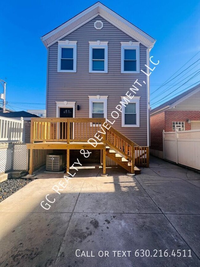 ***COACH HOME / UPDATED 3 BDRM - 2 BTH / S... - ***COACH HOME / UPDATED 3 BDRM - 2 BTH / S...