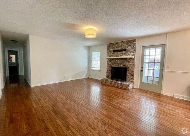 Building Photo - Available 8/1. Great 4 BR Home with Detach...