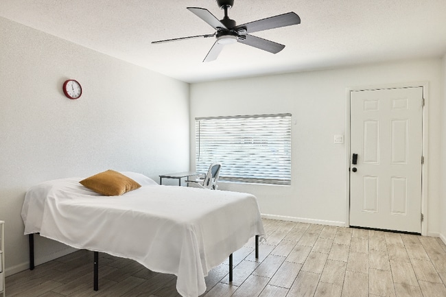 Photo - 1630 E 12th St